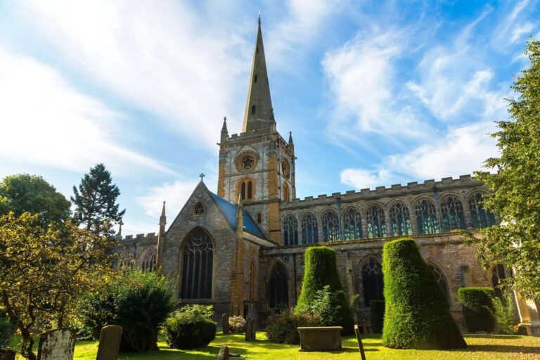 Holy Trinity Church in Stratford-upon-Avon with spire and graveyard.