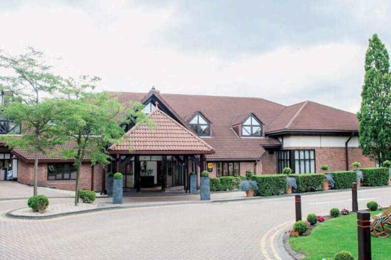 Aztec Hotel in Oxford with landscaped driveway