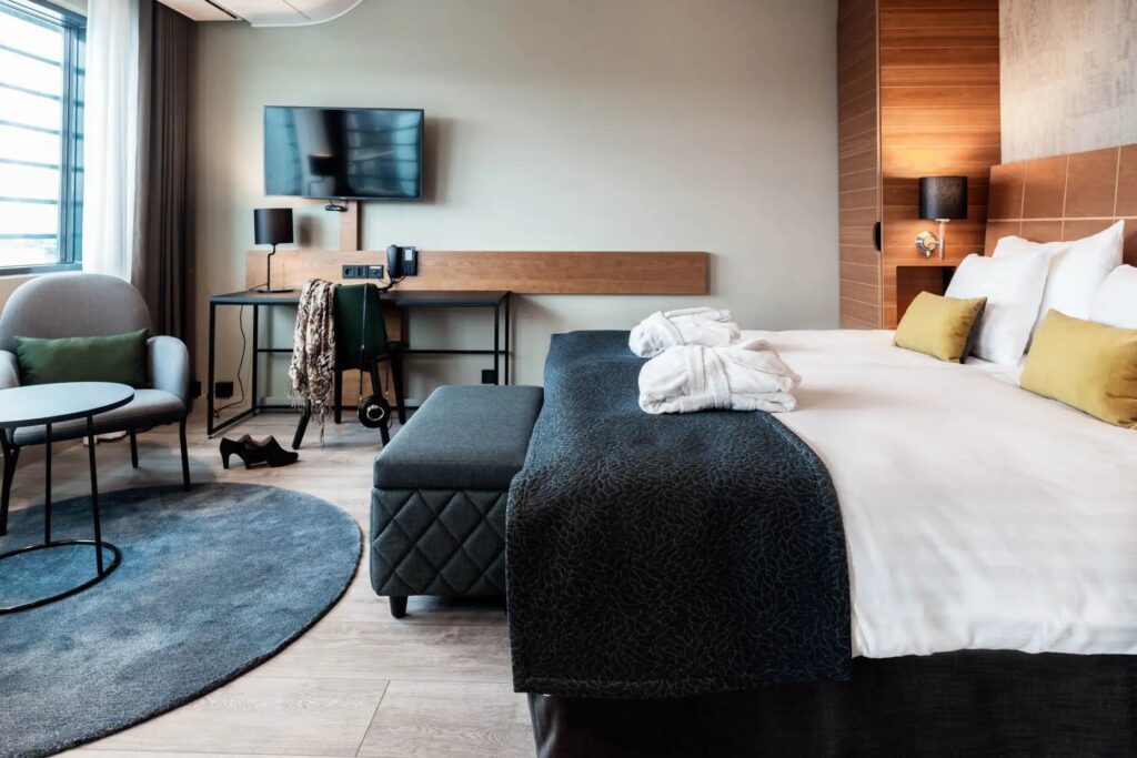 Modern Scandinavian hotel room with twin beds in Kemi.