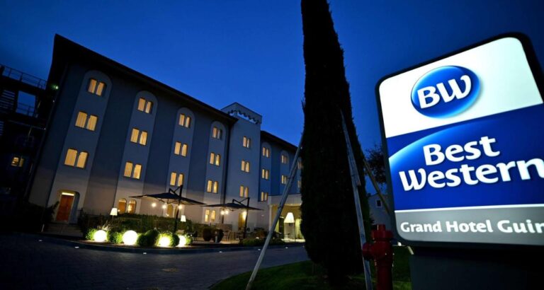 Best Western Grand Hotel Guinigi in Lucca at night