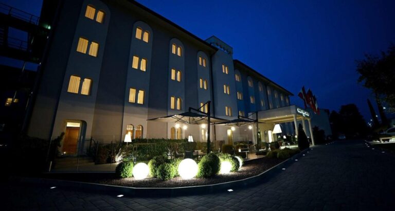 Grand Hotel Guinigi in Lucca at night