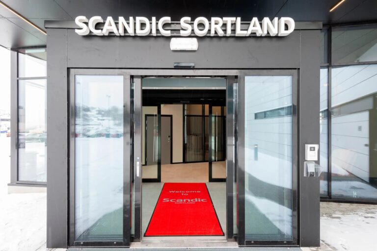 Entrance of Scandic Sortland Hotel with glass doors