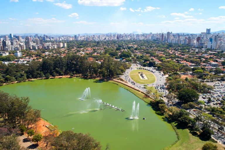 Aerial view of Ibirapuera Park in São Paulo with lake and fountains.